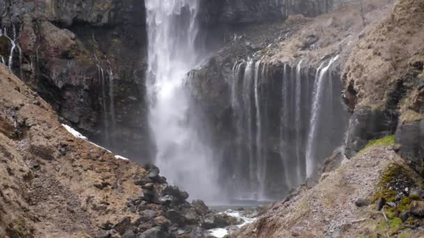 Vista al rallentatore della cascata di Kegon con parete di basalto, Giappone. Kegon caduta in autunno. — Video Stock
