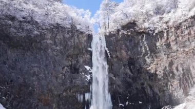 Karlı bazalt duvarlı Şelale Kegon. Donmuş şelale. Kegon kışın düşer.