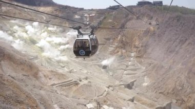 Halat, Owakudani 'deki sülfür madeninin üzerinden geçiyor. Cehennemin Kapısı.