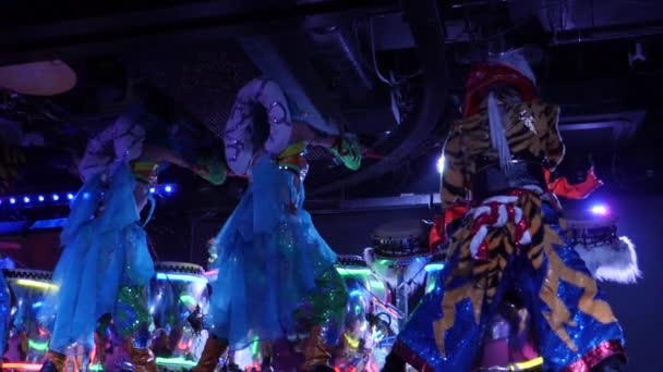 Famous robot show in Tokyo. Party in Kabukicho Shinjuku. Robot restaurant. — Stock Video