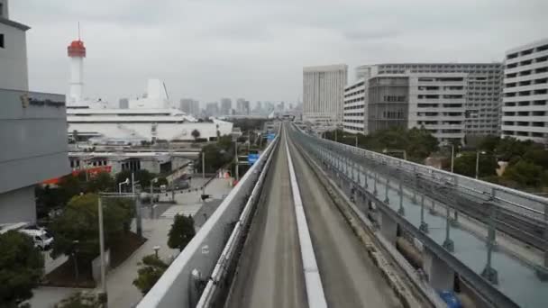 El tren de la línea Yurikamome va a Odaiba. Imágenes en cámara lenta. — Vídeos de Stock