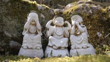 Buda 'nın taş figürleri üç bilge maymun gibi davranıyorlar Mizaru, Kikazaru, Iwazaru