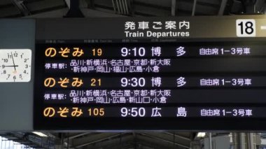 Tokyo tren istasyonunda büyük bir tren tabelası var..