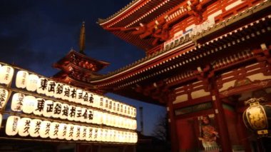 Japon Pagoda ve Hozomon kapısı Tokyo 'daki Senso-ji tapınağında gün batımından sonra..