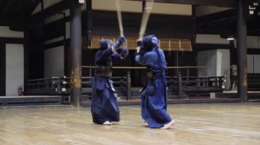 Japonya, Kyoto, Dojo 'daki Kendo antrenmanına hazırlanıyorum. Dövüş sanatları pratiği..