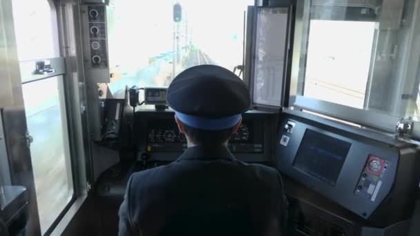 Binnenkant vooraanzicht van een trein met chauffeur, Japan. — Stockvideo