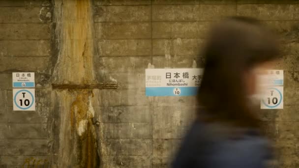 I giapponesi che escono da una stazione della metropolitana a Tokyo. — Video Stock