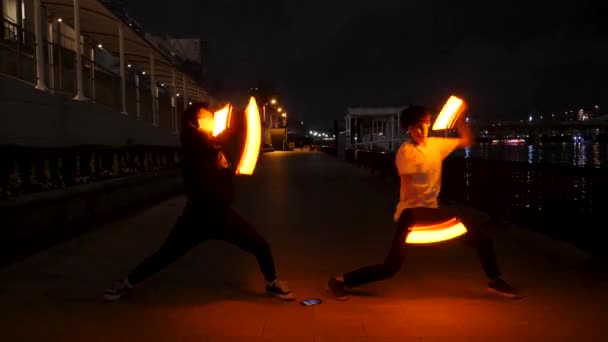 Show de fogo de dois jovens meninos japoneses ao lado do rio Sumida em Tóquio, Japão. — Vídeo de Stock