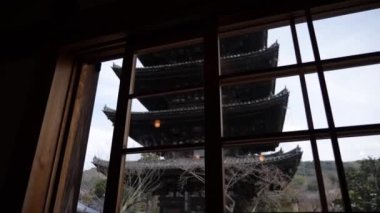Japonya, Kyoto 'da bir pencereden Pagoda manzarası. Geleneksel Japon mimarisi.