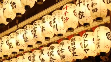 Yasaka tapınağında geleneksel Japon kağıt fenerleri yakıldı. 