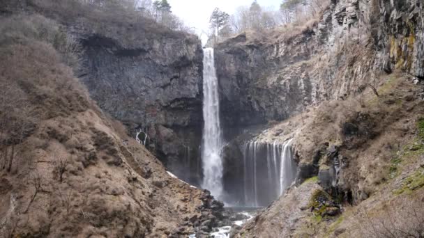 Veduta della cascata di Kegon con muro di basalto, Giappone. Kegon caduta in autunno. — Video Stock
