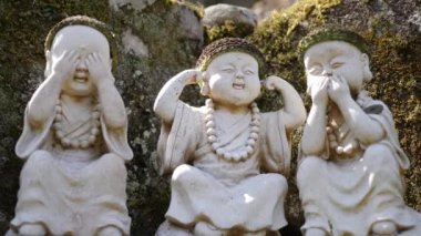 Buda 'nın taş figürleri üç bilge maymun gibi davranıyorlar Mizaru, Kikazaru, Iwazaru