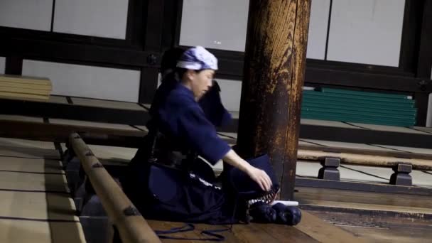 Preparando-se para uma prática de Kendo em Dojo, Tóquio, Japão. Praticar arte marcial. — Vídeo de Stock