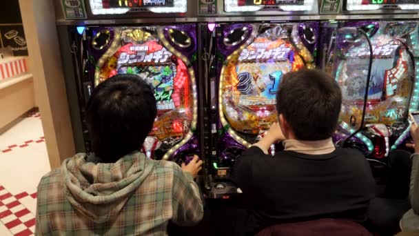 Japaner spielen Pachinko-Spiele. — Stockvideo