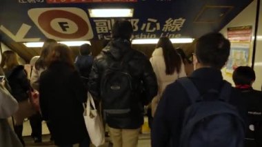 Tokyo, Japonya 'daki metro istasyonuna yürüyen bir kalabalık..