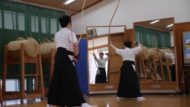 Kyudo pratica tiro con l'arco a Kyoto, Giappone. tiro con l'arco al rallentatore. — Video Stock