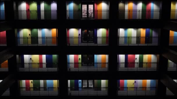 Soho Building, värikäs rakennus Odaibassa. Moniväriset ovet ja ikkunat. — kuvapankkivideo