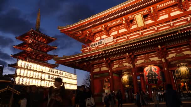 Японская пагода и ворота хозомонов в святилище Сэнсо-дзи в Токио после заката. — стоковое видео