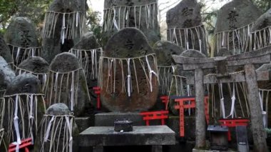 Shinto tapınağı Fushimi Inari kompleksi yakınlarındaki bir ormanda. Gizemli Japon mekanı.