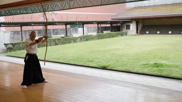 Kyudo cvičí střelbu z luku v japonském Kjótu. — Stock video