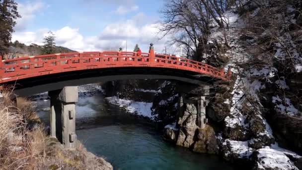 Puente Shinkyo en imágenes de cámara lenta de invierno. Puente rojo en Nikko cruzando Daiya — Vídeos de Stock