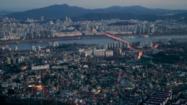 Gün batımında Seul 'ü aydınlattı. Güney Kore 'de Seul' ün hava manzarası..