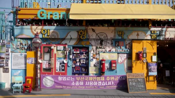 韩国釜山的Gamcheon文化村。粉刷得漂亮的房子. — 图库视频影像