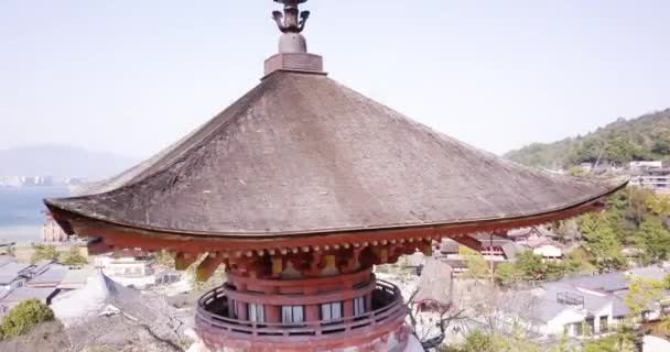 Drone footage of Tahoto Pagoda on Miyajima island, Japan. — Vídeos de Stock