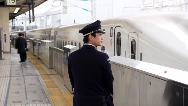 Conductor of a shinkansen bullet train in Tokyo. — Stok video