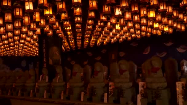 Bir Japon türbesindeki dua salonunun içinde. Çatıdaki Japon feneri.. — Stok video