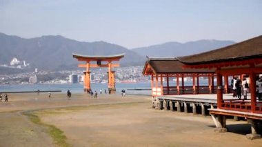 Hiroşima Miyajima Adası 'ndaki Itsukushima türbesinden yüzen Torii kapı görüntüsü.