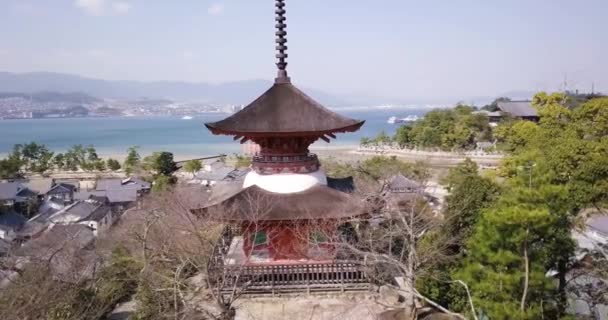 Drónfelvételek Tahoto Pagodáról Miyajima szigetén, Japánban. — Stock videók