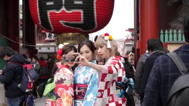 Smějící se mladé krásné japonské dívky na sobě tradiční japonské kimono. — Stock video