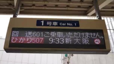 Tokyo tren istasyonunda büyük bir tren tabelası var..