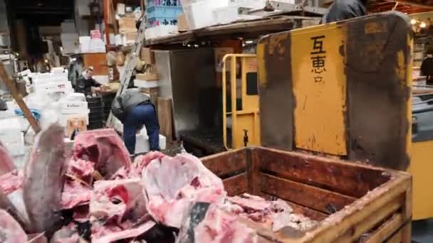 Ένας υπάλληλος παίρνει τα υπολείμματα τόνου σε ένα καρότσι μακριά από το εργοστάσιο στο Τσουκιτζί. — Αρχείο Βίντεο