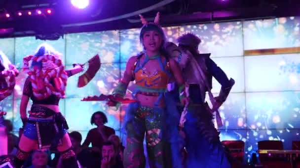 Słynny pokaz robotów w Tokio. Impreza w Kabukicho Shinjuku. Restauracja robotów. — Wideo stockowe