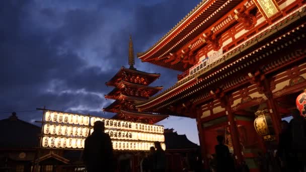 Japanse Pagoda en hozomon poort bij senso-ji heiligdom in Tokio na zonsondergang. — Stockvideo