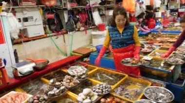 Turist olmayan Jagalchi Balık Pazarı. Busan, Güney Kore