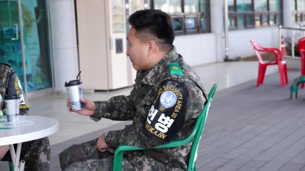 一名士兵在南北朝鲜之间的非军事区喝咖啡. — 图库视频影像