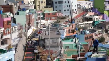 Güney Kore, Busan 'daki Gamcheon kültür köyü. Parlak boyanmış evler.