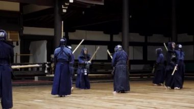 Dojo, Tokyo, Japonya 'daki Kendo antrenmanına hazırlanıyorum. Dövüş sanatları pratiği..