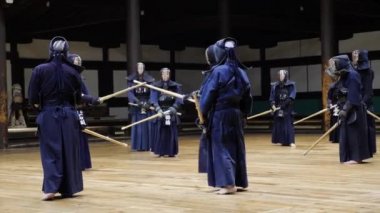 Dojo, Tokyo, Japonya 'daki Kendo antrenmanına hazırlanıyorum. Dövüş sanatları pratiği..