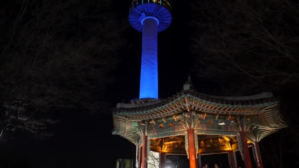 N Seoul Tower φωτίζεται τη νύχτα, Νότια Κορέα — Αρχείο Βίντεο