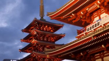Japon Pagoda ve Hozomon kapısı Tokyo 'daki Senso-ji tapınağında gün batımından sonra..