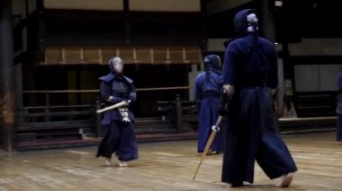 Dojo, Tokyo, Japonya 'daki Kendo antrenmanına hazırlanıyorum. Dövüş sanatları pratiği..