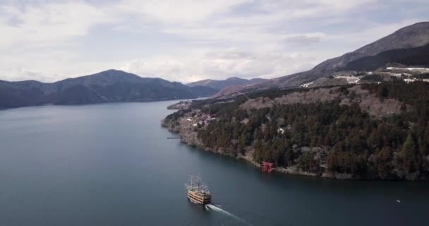 Drone footage of a Pirate boat cruising on a volcanic lake Ashi, Hakone, Japan — стокове відео