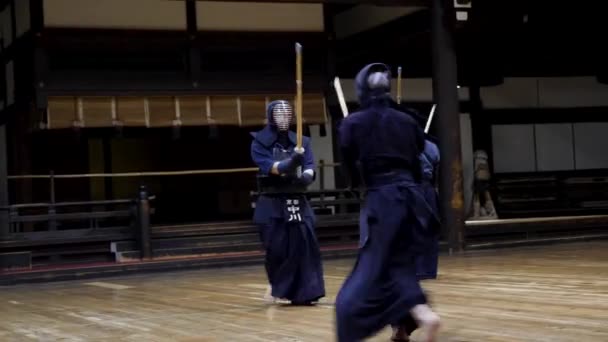 Voorbereiden op een Kendo praktijk in Dojo, Tokio, Japan. Vechtsport beoefenen. — Stockvideo