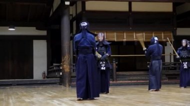 Dojo, Tokyo, Japonya 'daki Kendo antrenmanına hazırlanıyorum. Dövüş sanatları pratiği..