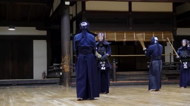 Bersiap untuk latihan Kendo di Dojo, Tokyo, Jepang. Melatih seni bela diri. — Stok Video