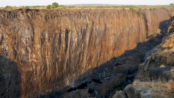 De droge kloof bij Victoria valt in Zimbabwe aan de grens met Zambia. Droogseizoen. — Stockvideo